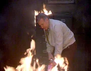 Verzwifelt versucht Quincy (Jack Klugman) die Flammen zu l&ouml;schen.