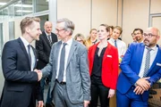 Heike (Katrin H&ouml;ft) ist zutiefst schockiert, als Florian Berger (Bastian Semm, l.) als neuer Filialleiter vorgestellt wird. Dr. Brink (Andreas Engelmann, 2.v.l.), Paul Stempel (Victor Mertin, r.)