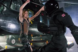 Gemeinsam mit den letzten &Uuml;berlebenden versucht Alice (Milla Jovovich) aus der "Stadt des Todes" zu fliehen, bevor Major Cain diese dem Erdboden gleichmacht. Doch die ausgehungerten Untoten sind auf der Suche nach neuer Nahrung ...
