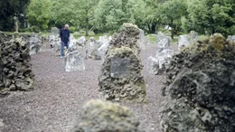Omri Cnaan (Kohn), Sohn von Joseph Kohn, an der im Kibbuz Gan Shmuel errichteten Gedenkst&auml;tte f&uuml;r die Shoaopfer aus den Familien der Kibbuzniks. Auch die Namen seiner ermordeten Gro&szlig;eltern sind hier vermerkt.