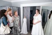 Nadine (Sarah Victoria Schalow, r.), Kaya (Shirin Soraya, l.) und Tina (Franziska Arndt, 2.v.l.) sind sich nicht in allen Geschmacksfragen einig. Esther Severin (Elisabeth von Bodnarovicz-Conte)