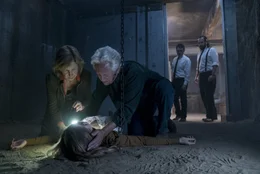 Vorne: Elise Rainier (Lin Shaye,l.) und Christian Rainier (Bruce Davison,r.)