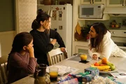 (v.l.n.r.) Sophie Cushing (Joselyn Picard); Sarah Cushing (Inde Navarrette); Lana Lang Cushing (Emmanuelle Chriqui)