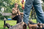 Frau Felske (Milena Dreissig) labert eine Hundesitterin über die Hundehinterlassenschaftenverordnung zu. +++ Die Verwendung des sendungsbezogenen Materials ist nur mit dem Hinweis und Verlinkung auf RTL+ gestattet. +++ Frau Felske (Milena Dreissig) labert eine Hundesitterin über die Hundehinterlassenschaftenverordnung zu. +++ Die Verwendung des sendungsbezogenen Materials ist nur mit dem Hinweis und Verlinkung auf RTL+ gestattet. +++