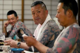 Taisuke Miyamoto (Mi.) tr&auml;gt eine T&auml;towierung, die noch traditionell nur mit roter und schwarzer Farbe gestochen wurde.
