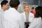 Buhlen um die Gunst der neuen Ärztin, v.li.: Harry Shum als Dr. Benson Kwan, Jason George als Dr. Ben Warren, Jen Landon als Dr. Toni Wright, Caterina Scorsone als Dr. Amelia Shepherd Buhlen um die Gunst der neuen Ärztin, v.li.: Harry Shum als Dr. Benson Kwan, Jason George als Dr. Ben Warren, Jen Landon als Dr. Toni Wright, Caterina Scorsone als Dr. Amelia Shepherd