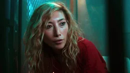 Samantha "Doc" Brown (Dichen Lachman) ist Gefangene in einem gepanzerten Fahrzeug; Samantha &bdquo;Doc&ldquo; Brown (Dichen Lachman) ist Gefangene in einem gepanzerten Fahrzeug