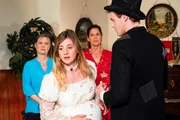Philipp begreift verzweifelt nach einer missgl&uuml;ckten Probe, wie sehr er Sarah verletzt hat. Von links: Vera (Sybille Waury), Sarah (Sophie Reiml), Annalena (Heidrun G&auml;rtner) und Philipp (Philipp Schneider).