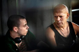 Cammello (Pierfrancesco Favino, rechts) versucht Manuel (Gianmarco Franchini), dem Sohn eines alten Freundes, auf dessen Flucht vor korrupten Polizisten zu helfen.
