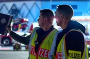Thomas Schwarz und Nils Jung vom Kriminaldauerdienst ermitteln bei einem Großbrand. Thomas Schwarz und Nils Jung vom Kriminaldauerdienst ermitteln bei einem Großbrand.