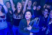 Traumsequenz: Vanessa (Julia Augustin) träumt, dass Christoph ihr als Frontmann einer Band einen Song widmet... Traumsequenz: Vanessa (Julia Augustin) träumt, dass Christoph ihr als Frontmann einer Band einen Song widmet...