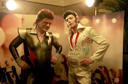 Vincent (Bernhard Sch&uuml;tz, li.) und Nils (Jacob Matschenz, re.) m&uuml;ssen als Imitatoren von David Bowie und Elvis Presley im Showprogramm des Kreuzfahrtschiffes auftreten.