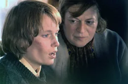 Bei einer Roma (Lila Kaye, re.) und ihrer Familie findet Sarah (Mia Farrow, li.) Zuflucht.