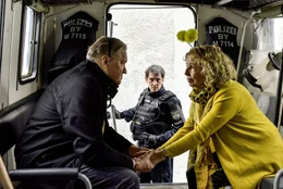 Nachdem Kurt (Michael Brandner, l.) einen Polizisten (Mac Steinmeier, M.) bei der Demo geschubst und zu Fall gebracht hat, findet die lange anstehende Aussprache mit Luise (Michaela May, r.) im Einsatzwagen der Polizei statt.
