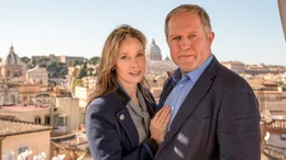 Weinh&auml;ndlerin Eva (Ann-Kathrin Kramer) und Zahnarzt Walter Hauser (Harald Krassnitzer) werden von den Heiratspl&auml;nen ihres Sohnes Max mit der sch&ouml;nen Italienerin Bianca v&ouml;llig &uuml;berrumpelt.