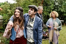 v.li.: Marie (Lilian Mazbouh), Philipp (Oscar Ortega Sanchez), Kurt Merlinger (Michael Brandner), Luise Merlinger (Michaela May)