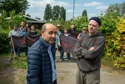 Bauunternehmer Heinrich Rückert (Yaşar Çetin, li.) trifft im Kleingartenverein (Komparserie) auf harten Widerstand - besonders von Martin Jost (Sebastian Jakob Doppelbauer, re.). Bauunternehmer Heinrich Rückert (Yaşar Çetin, li.) trifft im Kleingartenverein (Komparserie) auf harten Widerstand - besonders von Martin Jost (Sebastian Jakob Doppelbauer, re.).