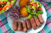In Montenegro werden Ćevapi mit Krapfen und buntem Salat serviert. In Montenegro werden Ćevapi mit Krapfen und buntem Salat serviert.