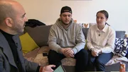 Samantha und Nico sind durch Online-Bestellungen tief verschuldet. Sie suchen Hilfe bei Schuldnerberater Max Postulka, der an seine Grenzen stößt, da die Schulden in betrügerischer Absicht entstanden sind. Samantha und Nico sind durch Online-Bestellungen tief verschuldet. Sie suchen Hilfe bei Schuldnerberater Max Postulka, der an seine Grenzen stößt, da die Schulden in betrügerischer Absicht entstanden sind.