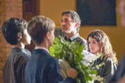 Bei einer bewegenden Trauerfeier nehmen Roger (Bruno Bistuer Farré), Pol (Ot Serra Bas), Lluís (David Vert) und Manuela (Aina Martínez, v.l.) Abschied von Martí. Bei einer bewegenden Trauerfeier nehmen Roger (Bruno Bistuer Farré), Pol (Ot Serra Bas), Lluís (David Vert) und Manuela (Aina Martínez, v.l.) Abschied von Martí.