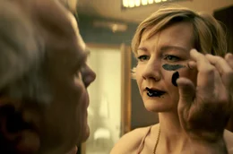 Martha (Sandra H&uuml;ller) und Vincent (Bernhard Sch&uuml;tz) kommen sich &uuml;ber die Liebe zur Kunst n&auml;her.