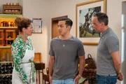 Annalena &uuml;berspielt ihr Unwohlsein, als sie Leon ehrlich sagen muss, was sie von seiner Hose h&auml;lt. Von links: Annalena (Heidrun G&auml;rtner), Leon (Joel Akg&uuml;n) und Mike (Harry Blank).