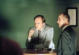 (v.li.): Ulrich Tukur (Oberstleutnant Anton Grubitz), Ulrich M&uuml;he (Hauptmann Gerd Wiesler).