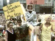 Bunt, laut, politisch aufw&uuml;hlend - eine Stadt im Wandel, so erlebten die Berliner die siebziger Jahre. Im Zentrum des Films stehen nicht historische Ereignisse sondern das allt&auml;gliche Leben in der geteilten Stadt.