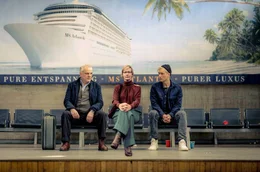 Vincent (Bernhard Sch&uuml;tz, li.) und Nils (Jacob Matschenz, re.) wollen &bdquo;Das schwarze Quadrat&ldquo; auf einem Kreuzfahrtschiff &uuml;bergeben. Welche Rolle Martha (Sandra H&uuml;ller, Mi.) dabei spielt, bleibt zun&auml;chst unklar.