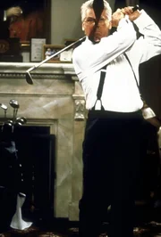 Um sich abzulenken, spielt B&uuml;rgermeister Winston (Barry Bostwick) in seinem B&uuml;ro Golf.