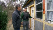 Gerichtsvollzieher Ellendt (li.) und sein Schlosser Jörg Hermann sind in Berlin einem Schuldner auf der Spur, der seit Monaten abgetaucht ist. Gerichtsvollzieher Ellendt (li.) und sein Schlosser Jörg Hermann sind in Berlin einem Schuldner auf der Spur, der seit Monaten abgetaucht ist.