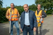 Heinrich Rückert (Yaşar Çetin, mi.) stößt mit seinem Bauvorhaben im Kleingartenverein auf heftigen Widerstand (mit Komparsen). Heinrich Rückert (Yaşar Çetin, mi.) stößt mit seinem Bauvorhaben im Kleingartenverein auf heftigen Widerstand (mit Komparsen).