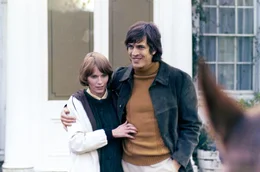 Sarah (Mia Farrow) und ihr Ex-Freund Steve (Norman Eshley) gehen zusammen aus.
