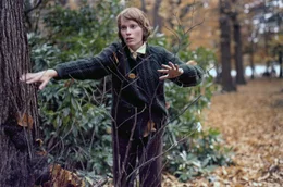 Nachdem sie bei einem Reitunfall ihr Augenlicht verloren hat, versucht Sarah (Mia Farrow), sich auf dem Land bei Verwandten an das neue Leben zu gew&ouml;hnen.