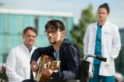 Malte, den Marc wegen einer Krebsbehandlung bereits kennt, kommt mit einer Sprunggelenksverletzung ins Klinikum. V.l.n.r. Marc Lindner (Christian Beermann), Malte Wenzel (Doga G&uuml;rer), Tom Zondek (Tilman P&ouml;rzgen)