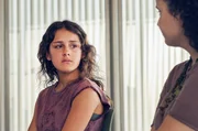 Um die Ereignisse zu bewältigen, nimmt Manuela (Aina Martínez, li.) an einer Mediation teil. Um die Ereignisse zu bewältigen, nimmt Manuela (Aina Martínez, li.) an einer Mediation teil.