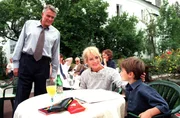 (v.li.): Klaus Wildbolz (Wenzel Hofer), Dagmar Koller (Veronika LeBlanc), Aaron Karl (Jonathan „Jojo“). (v.li.): Klaus Wildbolz (Wenzel Hofer), Dagmar Koller (Veronika LeBlanc), Aaron Karl (Jonathan „Jojo“).