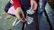 Andrea hat sich auf der Stra&szlig;e illegale Tabletten besorgt..