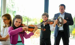 Clara (Martina Gedeck, l.), Lilia (Allegra Tinnefeld), Bertschi (Robert Palfrader, r.).