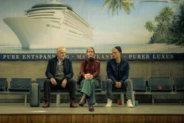 Vincent (Bernhard Sch&uuml;tz, li.) und Nils (Jacob Matschenz, re.) wollen &bdquo;Das schwarze Quadrat&ldquo; auf einem Kreuzfahrtschiff &uuml;bergeben. Welche Rolle Martha (Sandra H&uuml;ller, Mi.) dabei spielt, bleibt zun&auml;chst unklar.