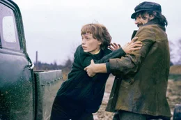 Sarah (Mia Farrow) verd&auml;chtigt Jack (Barrie Houghton), etwas mit der Ermordung ihrer Tante und ihres Onkels zu tun zu haben.