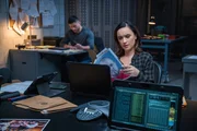 Ivan Ortiz (Miguel Gomez, l.); Hana Gibson (Keisha Castle-Hughes, r.) Ivan Ortiz (Miguel Gomez, l.); Hana Gibson (Keisha Castle-Hughes, r.)