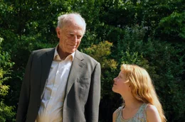 Stella (Stella Kann) und ihr Gro&szlig;vater (Rainer K&uuml;hn) kommen gut miteinander aus.