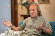 Sascha (Eisi Gulp) will von Rosi und Uschi wissen, wen sie als Ersatzbraut im Sinn haben.