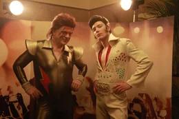 Vincent (Bernhard Sch&uuml;tz, li.) und Nils (Jacob Matschenz, re.) m&uuml;ssen als Imitatoren von David Bowie und Elvis Presley im Showprogramm des Kreuzfahrtschiffes auftreten.