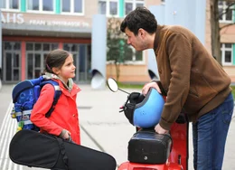 Jarek (Manuel Rubey) und Lilia (Allegra Tinnefeld) vor der Schule.