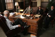 Versuchen einen schwierigen Fall zu l&ouml;sen: Judge Whitmire (George Wyner, l.), Paula Rothstein (Helen Eigenberg, 2.v.l.), Brian Nevins (Mark Totty, M.) , Vivian (Marianne Jean-Baptiste, 2.v.r.) und Jack (Anthony LaPaglia, r.) ...