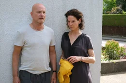 Andreas (Christian Berkel) versteht den Selbstmord seines Vaters nicht, Bibi (Bibiana Beglau) ist f&uuml;r ihren Mann da.
