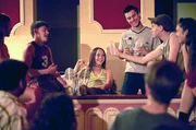 Júlia (Leticia Dolera, Mi.) und ihr Bruder Martí (Xavi Sáez, 3.v.r.) nehmen an einer außerplanmäßigen Versammlung der Colla teil. Júlia (Leticia Dolera, Mi.) und ihr Bruder Martí (Xavi Sáez, 3.v.r.) nehmen an einer außerplanmäßigen Versammlung der Colla teil.