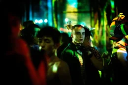 In einem geheimen Nachtclub in Rom soll Manuel (Gianmarco Franchini, Mitte) kompromittierende Fotos eines Politikers machen.